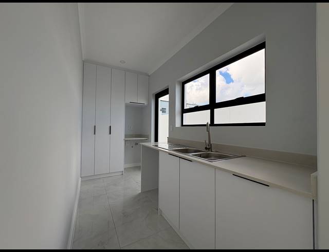5 BEDROOM HOUSE FOR SALE IN SANDOWN